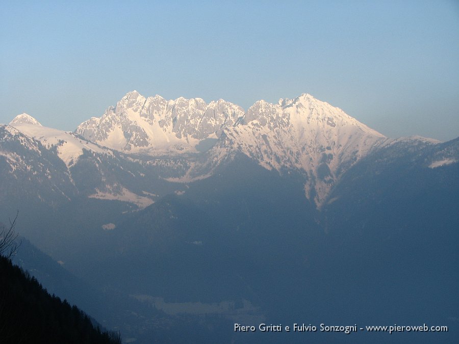 70 Valle in ombra, Pizzo Camino ancora nel sole.jpg